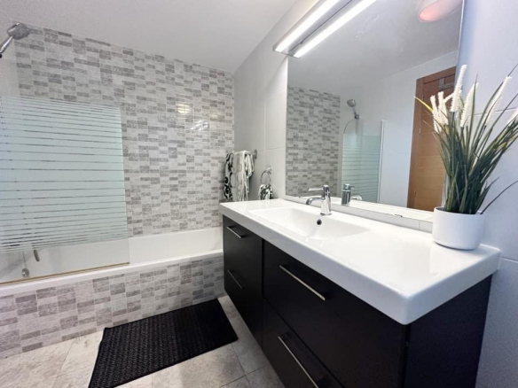 MMGR018 bathroom