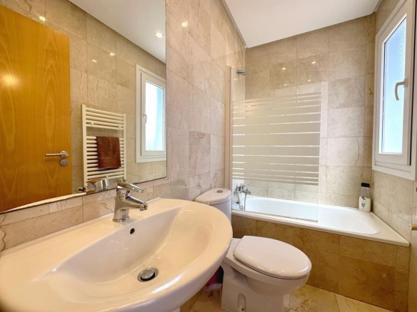 MMGR027 bathroom with bath