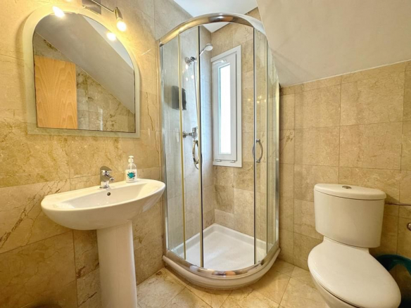 MMGR027 bathroom with shower