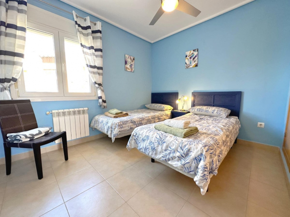 MMGR027 bedroom with 2 beds