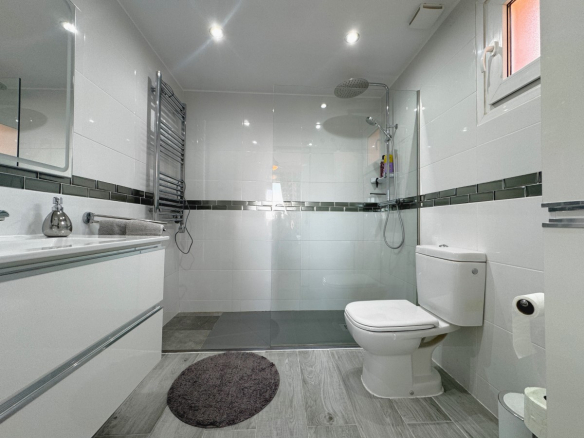 MMGR028 bathroom walk in shower