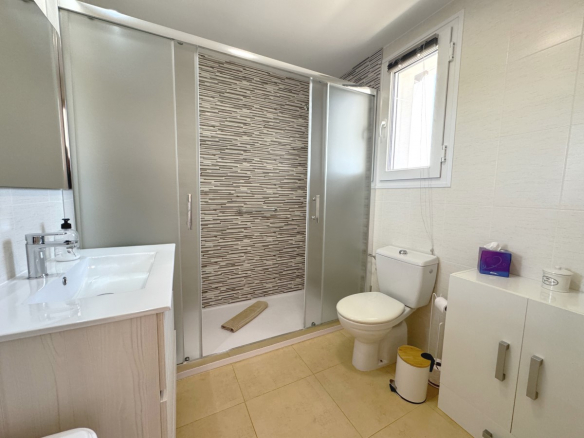 MMGR032 bathroom with shower