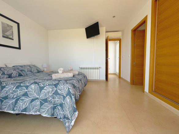 MMGR032 master bedroom