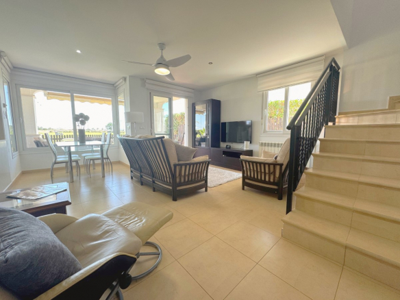 MMGR032 spacious living area