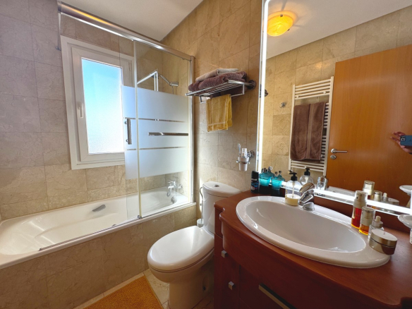 MMGR033 bathroom with bath