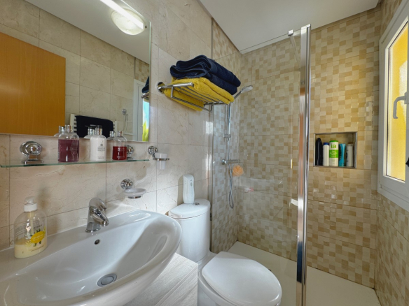 MMGR033 bathroom with shower