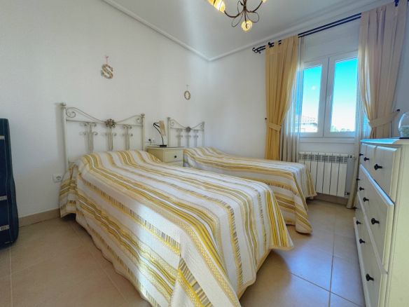 MMGR033 bedroom with double bed