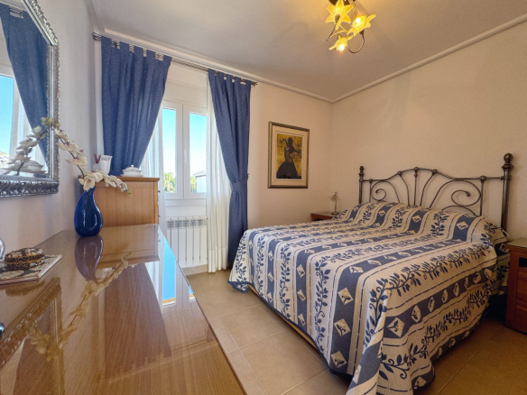 MMGR033 large furnished bedroom