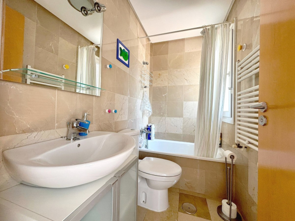 MMGR037 large bathroom