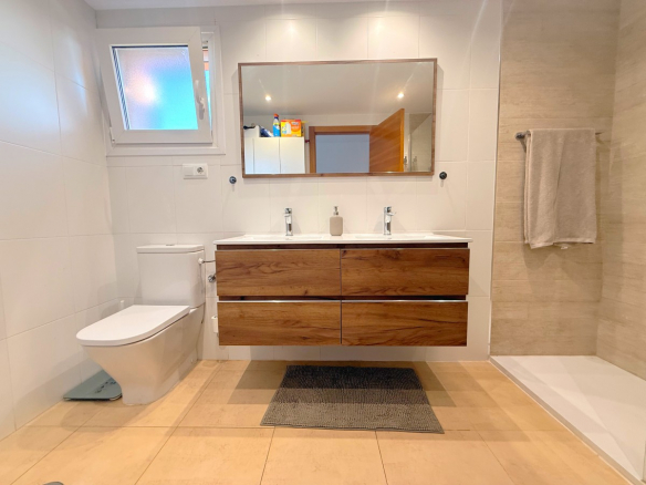 MMGR041 bathroom with shower