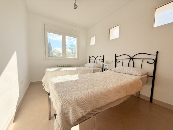 MMGR044 twin bed bedroom