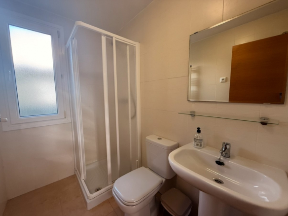 MMGR045 kitchen with walk in shower