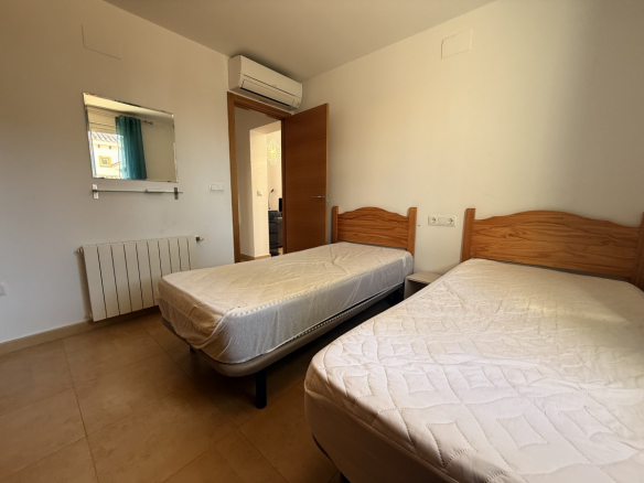 MMGR045 twin bed bedroom