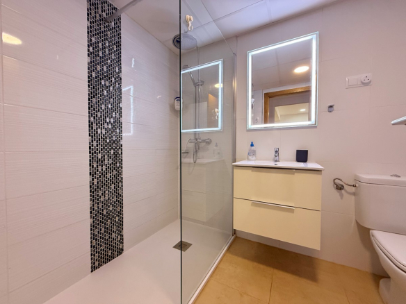 MMGR046 bathroom with shower